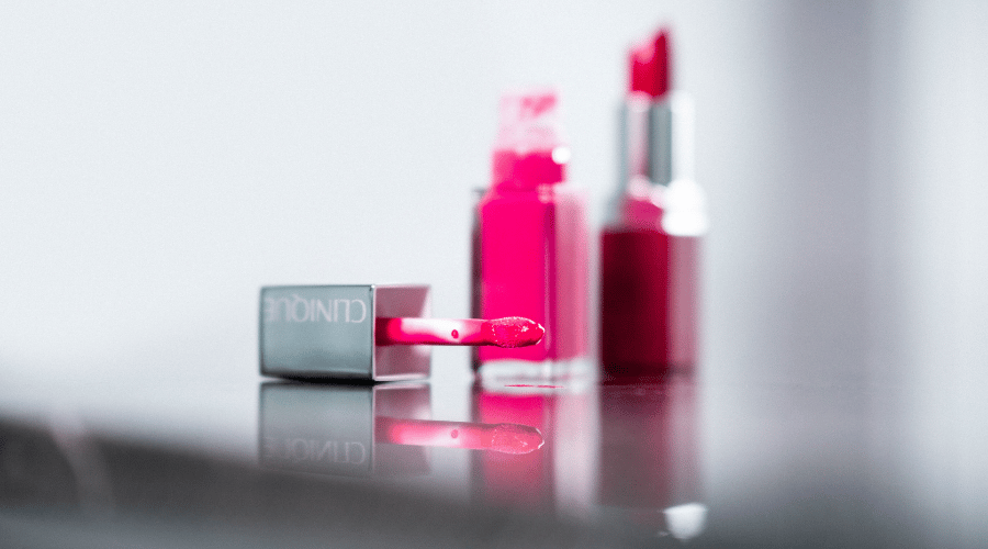 Lipstick vs. Lip Gloss – Which one Is Best For You?